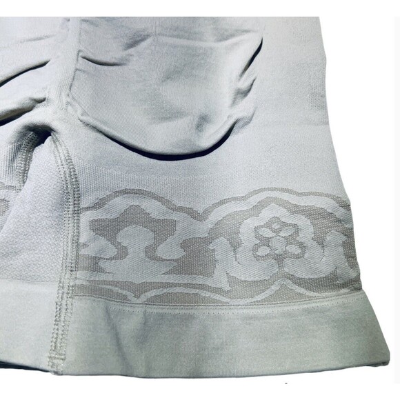 CurveEZ Women's Seamless Everyday Shaping Boyshort CUR3611 Nude‎ Beige Small NWT - Picture 8 of 9